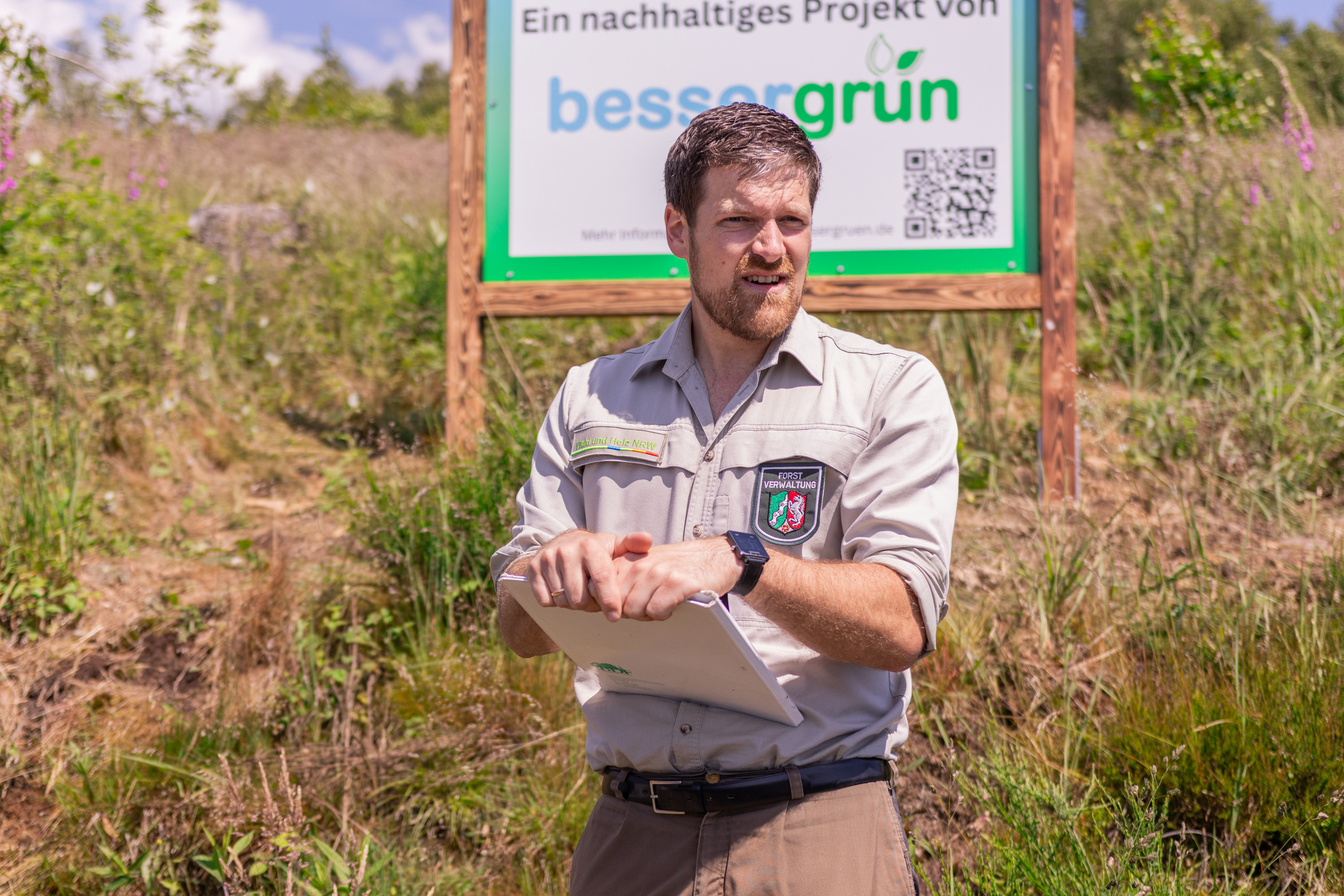 Förster Andreas Hesse vor bessergrün-Schild.